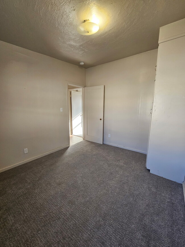 Building Photo - 460 N 3rd W