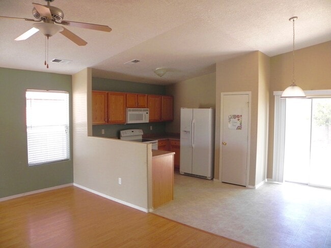Building Photo - Prominent 3 Bedroom, 2 Bath Single Story Home In Rio Rancho!