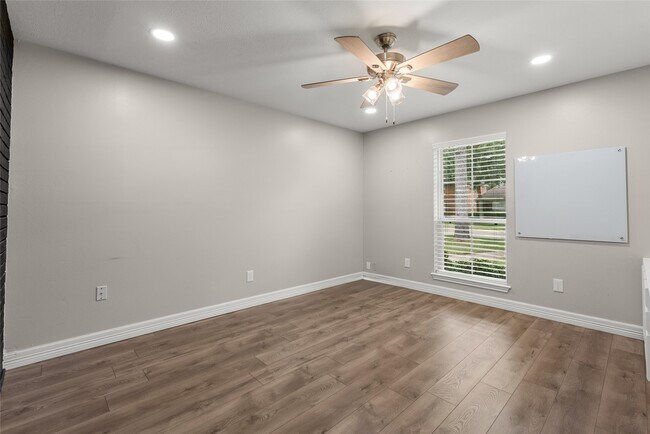 Building Photo - 2105 Murfield Dr
