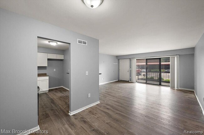 Building Photo - 23673 Village-House Dr S