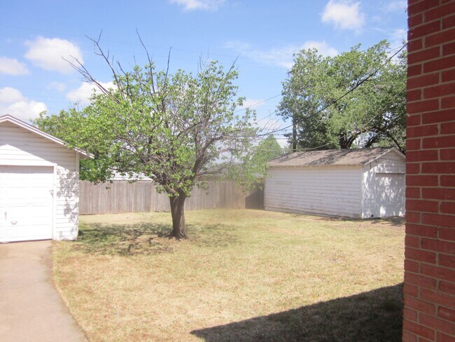 Building Photo - 106 S Palo Duro St
