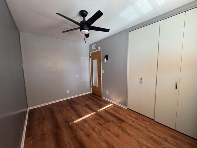 Building Photo - 4501 Pine Tree Dr