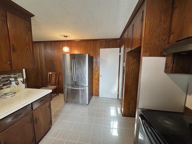 Building Photo - 408 E Simmons Ave