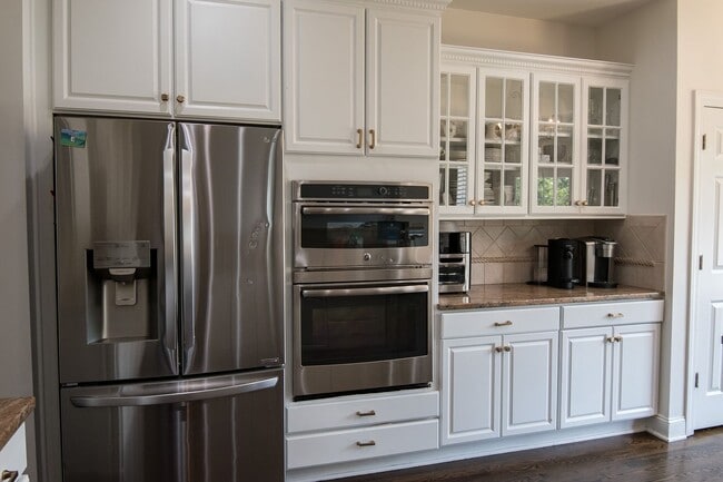 Building Photo - Luxury Living w/ Pool In Brentwood!