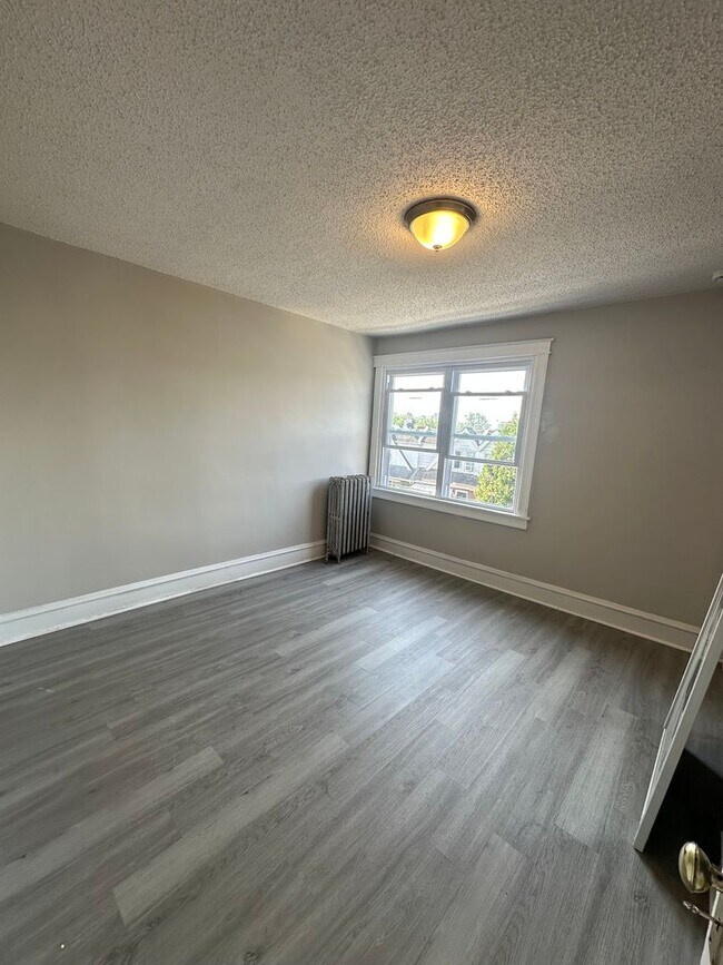 Building Photo - Beautiful 2 Bed/ 2 Full bath for rent with Finished basement.