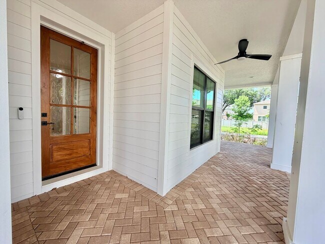Building Photo - Brand New Custom 5/3.5 Home Steps from Downtown Winter Garden!