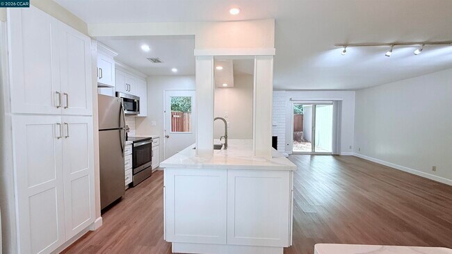 Building Photo - 1065 San Ramon Valley Blvd