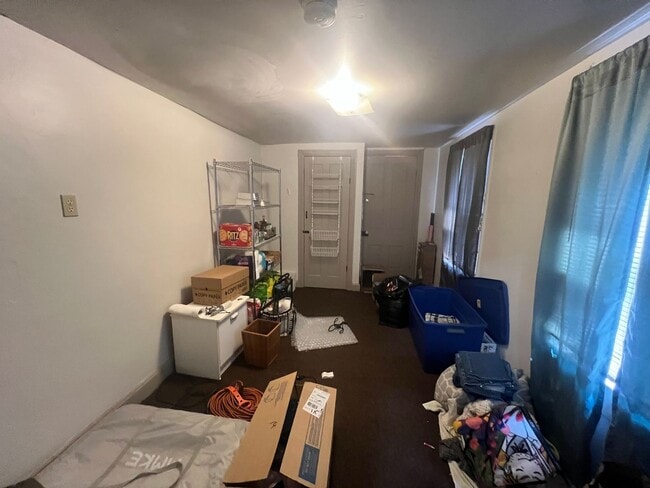 Building Photo - 2-bedroom, 1.5-bathroom home located in th...