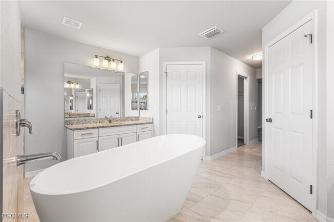 Building Photo - 1206 SW 20th Ave