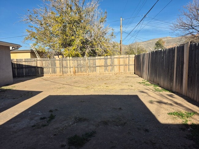 Building Photo - 4- Bedroom 1.5 bath home with over 1400sqft of living space!!