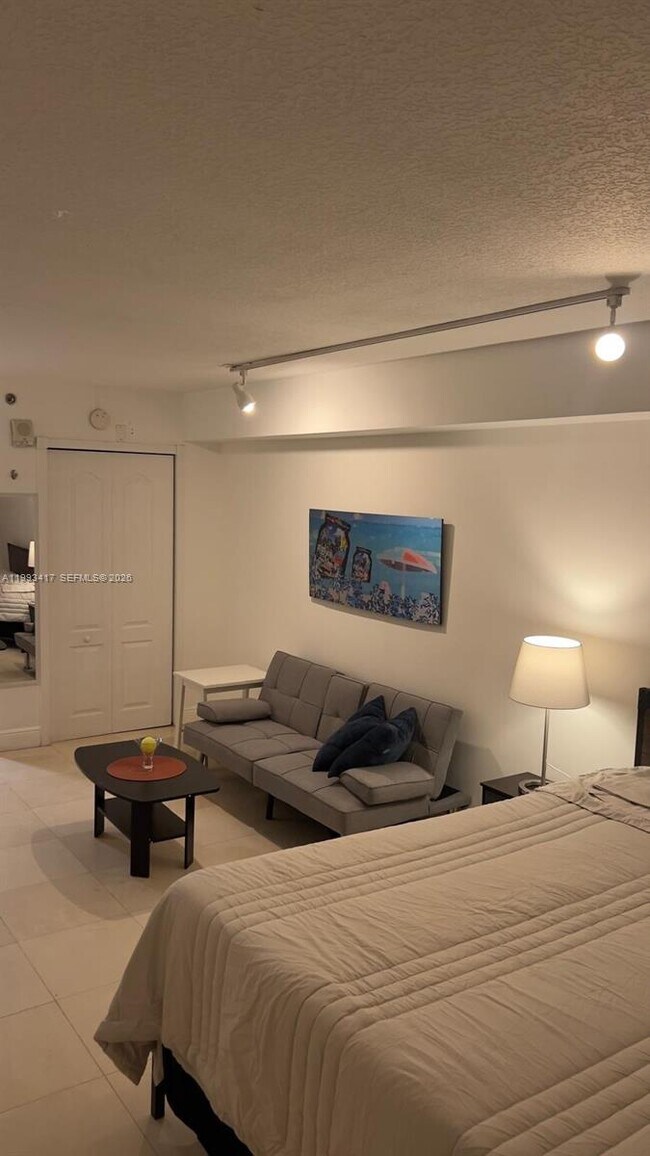 Building Photo - 1200 Brickell Bay Dr