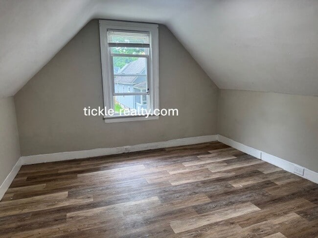 Building Photo - Cute 1 Bedroom W/ Den Cottage in the Swill...
