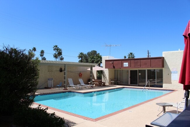 Building Photo - Upstairs 1 bedroom in Fairmont Gardens Com...