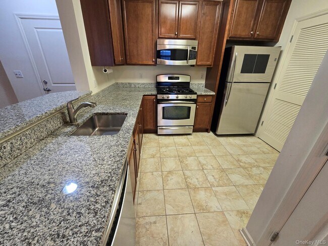 Building Photo - 410 Westchester Ave