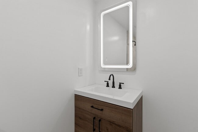 Building Photo - 6 Roundwood Ln