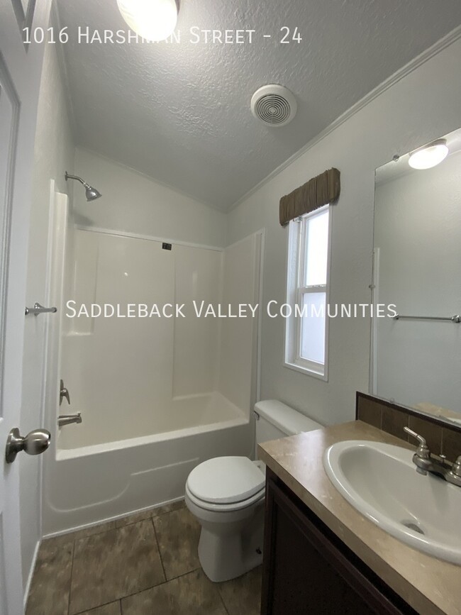 Building Photo - Spacious 3 bedroom / 2 full bathroom