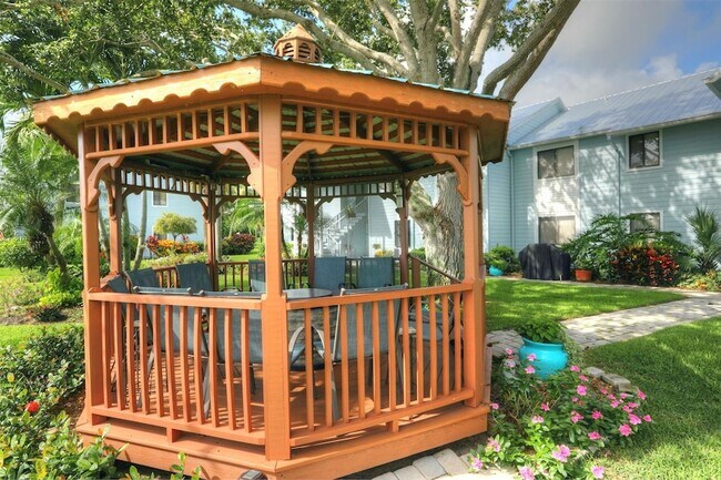 Building Photo - 9635 Riverside Dr