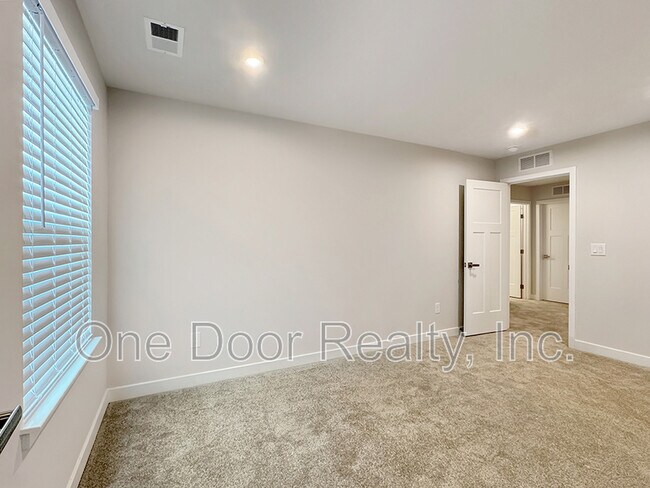 Building Photo - 105 Ironsmith Wy