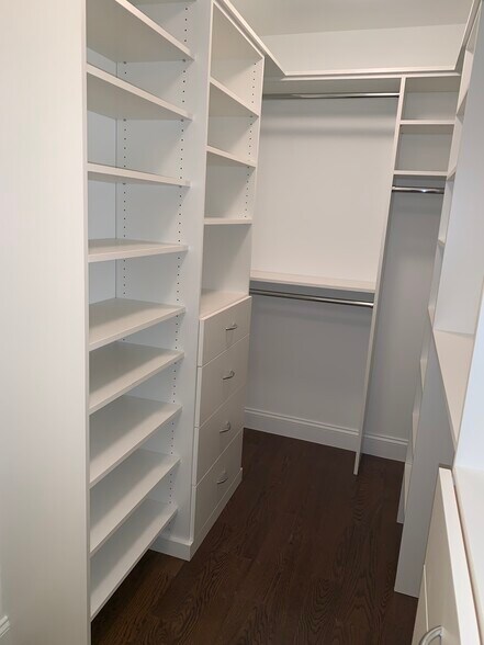 Building Photo - 10 Byron Pl