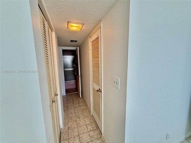 Building Photo - 1410 S Ocean Dr