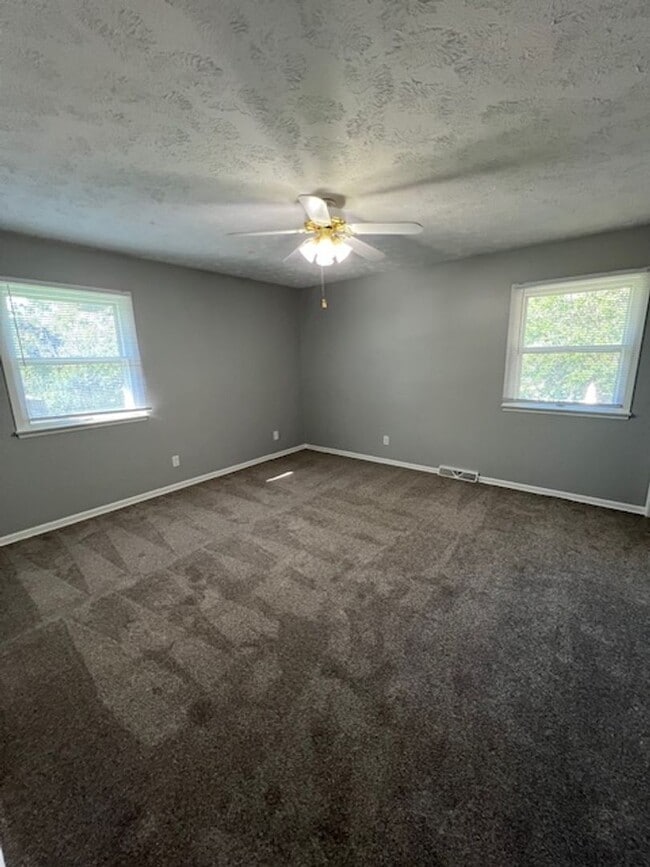 Building Photo - 3 Bedroom In Roanoke Estates!!