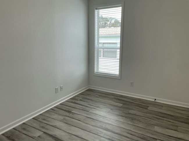 Building Photo - 107 Country Club Dr