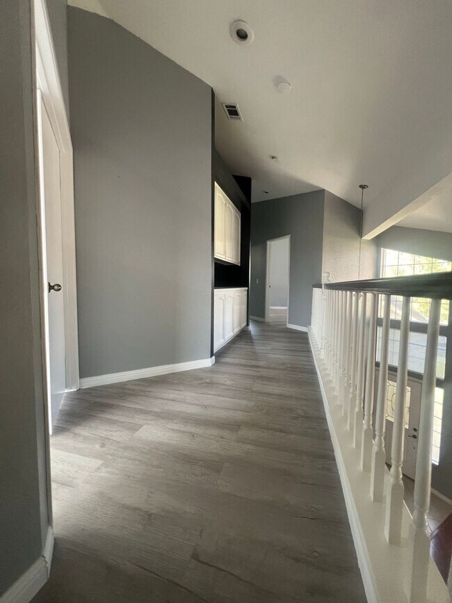 Building Photo - Welcome Home in the Desirable Orangecrest Community!