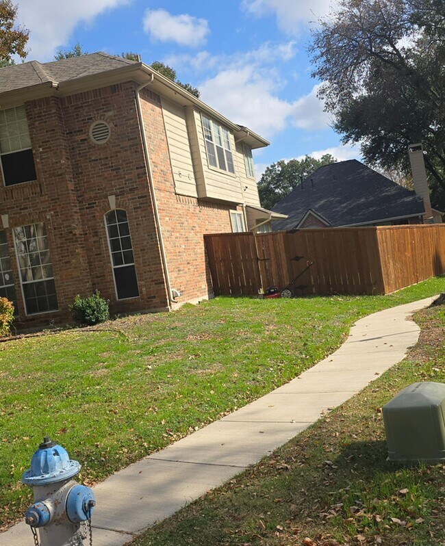 Building Photo - Remodeled Plano home with great fenced backyard