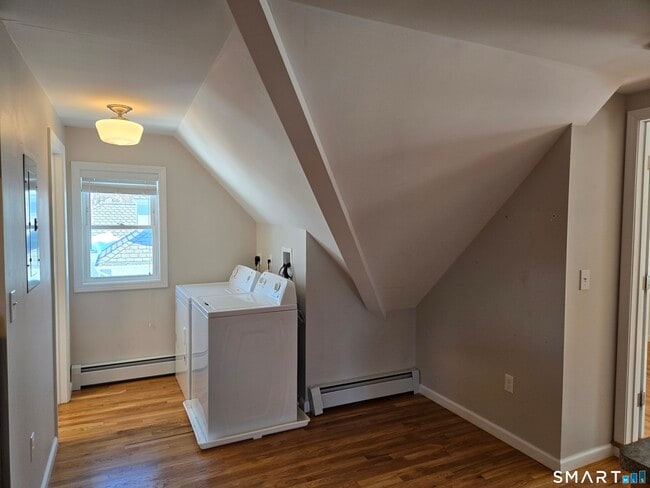 Building Photo - 674 Main St