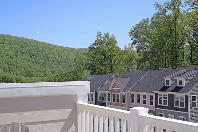 Building Photo - End-Unit Avon Park Townhome Near Biscuit Run Park