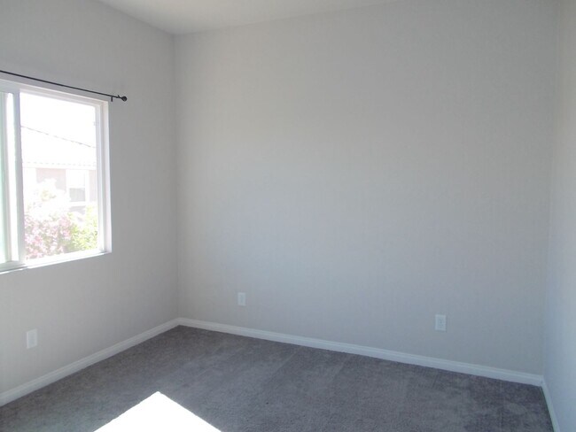 Building Photo - Modern Tri-Level Home with Spacious Layout & Ideal Location