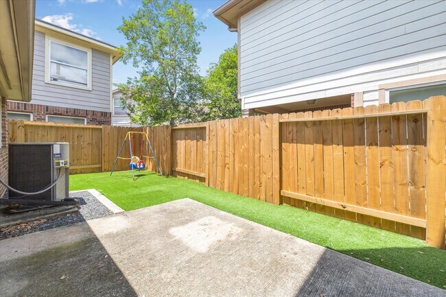 Building Photo - 2411 Lacyberry St