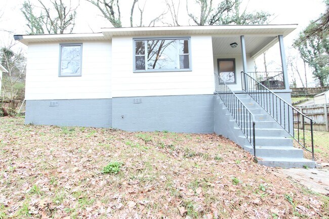 Building Photo - New On the Market - South Eastlake - Newly...