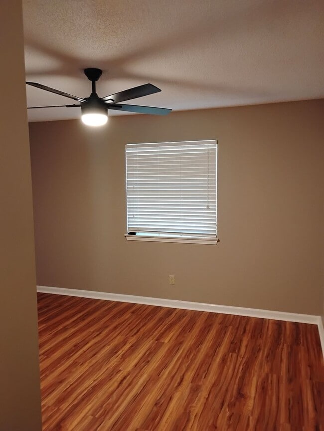 Building Photo - Gleneagles Drive