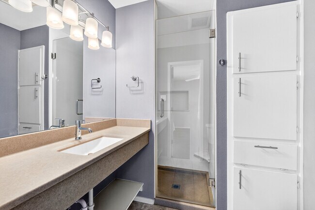 Building Photo - 8408 Maine Dr