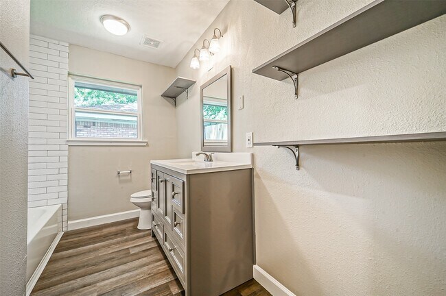 Building Photo - 2605 Leslie St