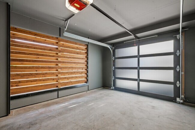 Building Photo - Impeccable Greenwood Townhome with Air Con...