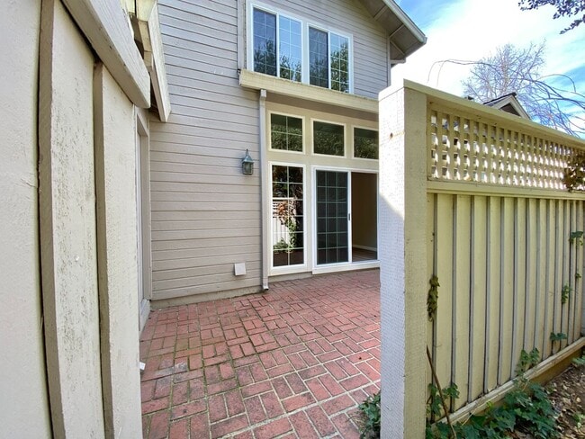 Building Photo - Updated 2 Bed 2 Story Napa Valley Club Con...