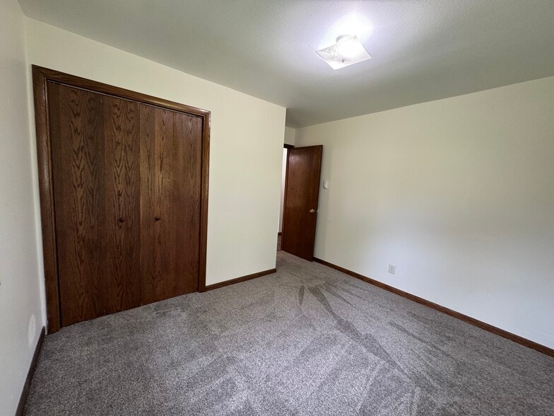 Building Photo - 928 Court Cir