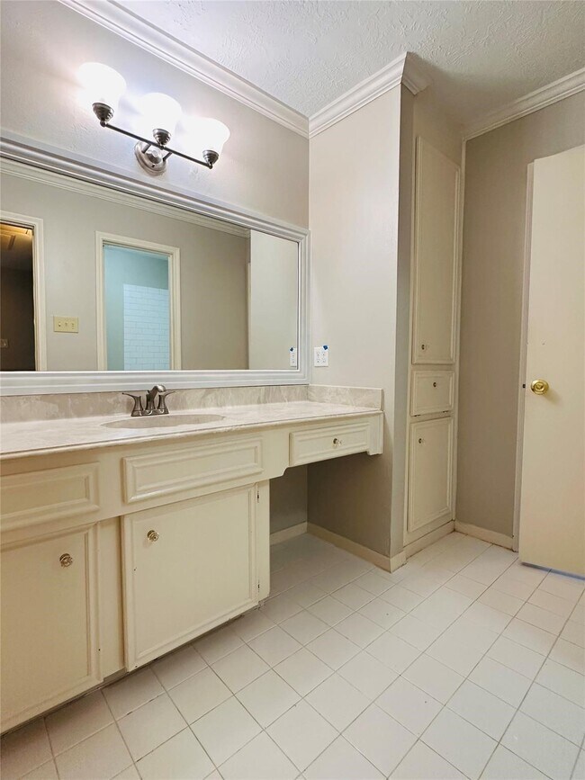 Building Photo - 15111 Yorkpoint Dr