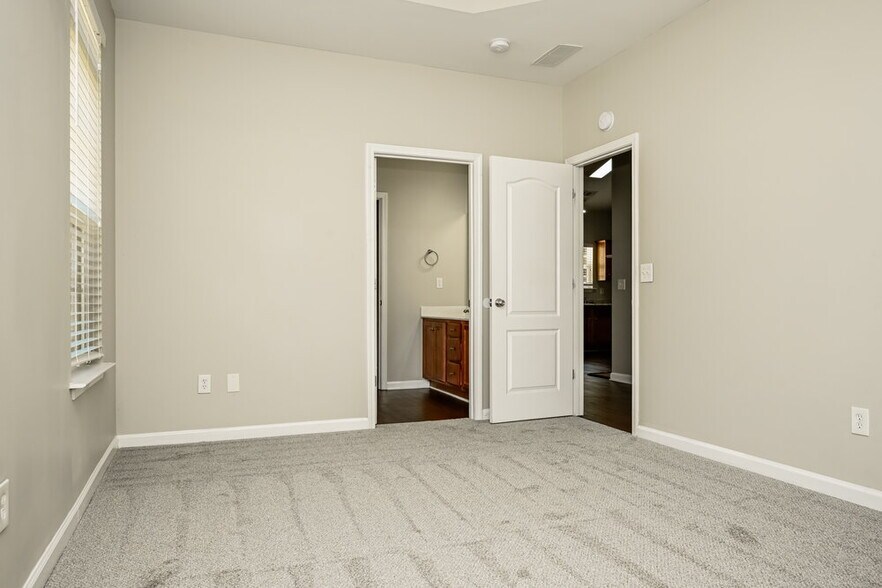 Building Photo - 292 Monarch Village Way