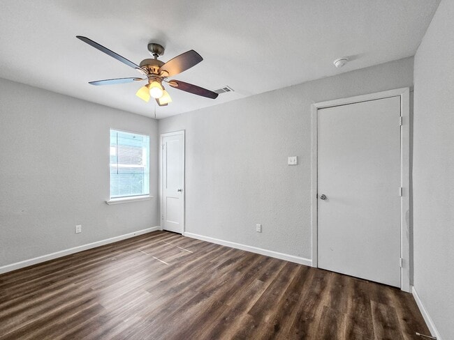 Building Photo - 3 BR/1BA | Updated Single Family Home | 1-Car Covered Parking | Gated backyard !