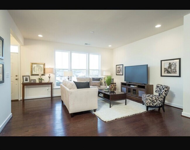 Building Photo - Luxury Townhouse With Detached Two Car Gar...