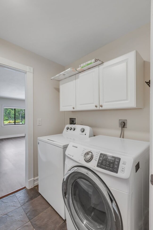 Building Photo - ** GOLDEN GATE CITY ** 3 BED + DEN / 2 BAT...