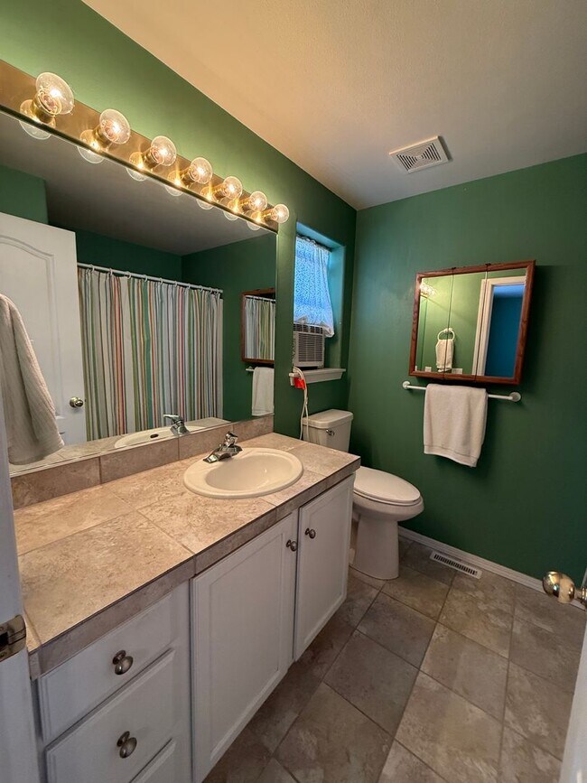 Building Photo - Spacious 4 Bed, 3 Bath Home - Terrango Glen