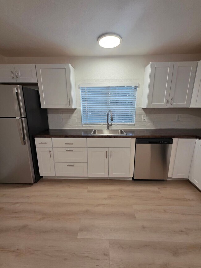 Building Photo - FULLY REMODELED 2 BED 1 BATH HOUSE IN SHASTA LAKE CITY