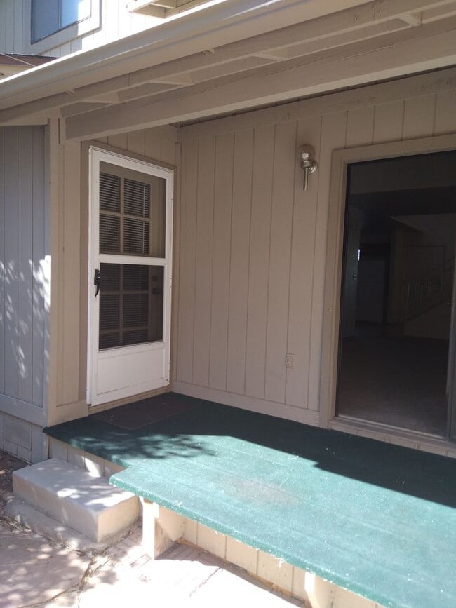 Building Photo - 937 W Madera Ln