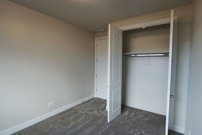 Building Photo - LIKE NEW: 2170+ SQFT and majestic VIEWS  3 Br 2.5 Ba 2 Car garage