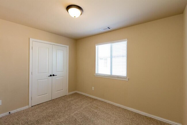 Building Photo - 1208 Bayfield Dr