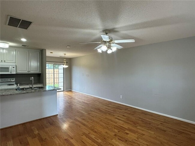 Building Photo - 2866 Florence Dr